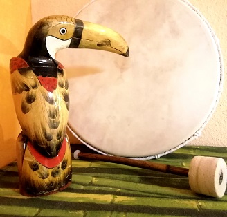 Vogel aus Holz mit Trommel