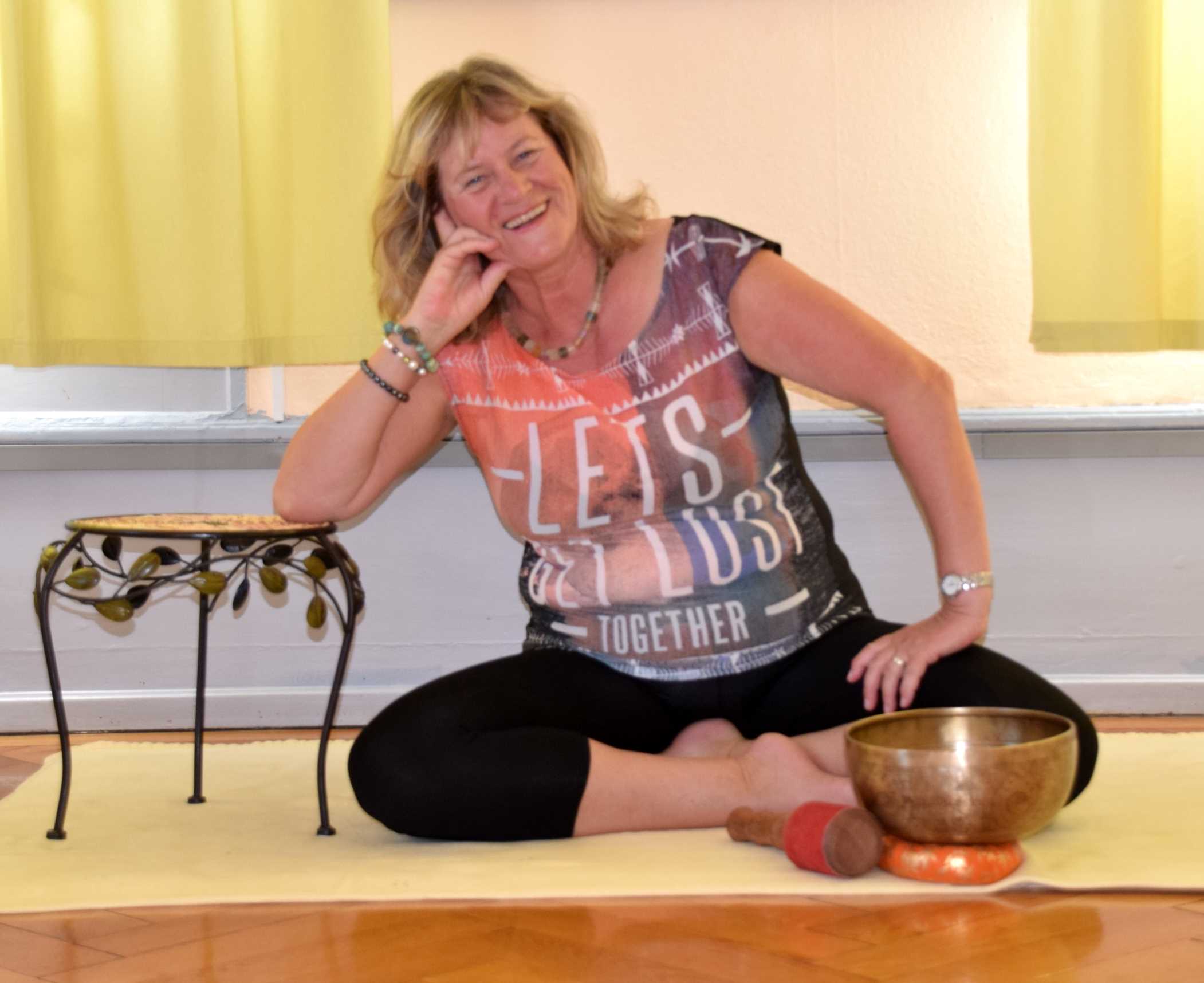 Ingrid in den Yogaräumen